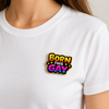 Exklusiver „Born This Gay“ Pin – Bunter Pride Schriftzug – Gold-Edition – ProudYou