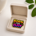 Exklusiver „Born This Gay“ Pin – Bunter Pride Schriftzug – Gold-Edition – ProudYou