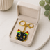 Edler Katzen-Schlüsselanhänger mit Regenbogen-Ohren – Gold-Edition – ProudYou
