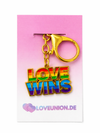 Exklusiver „Love Wins“ Schlüsselanhänger – Regenbogen Pride Edition – Gold-Optik – ProudYou