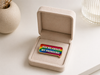 Exklusiver Pronomen Pin „Ask me about my pronouns“ – Namensschild-Design – Gold-Edition – ProudYou