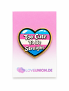 Exklusiver Trans-Pride Herz Pin „Too cute to be straight“ – Gold-Edition – ProudYou