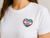 Exklusiver Trans-Pride Herz Pin „Too cute to be straight“ – Gold-Edition – ProudYou